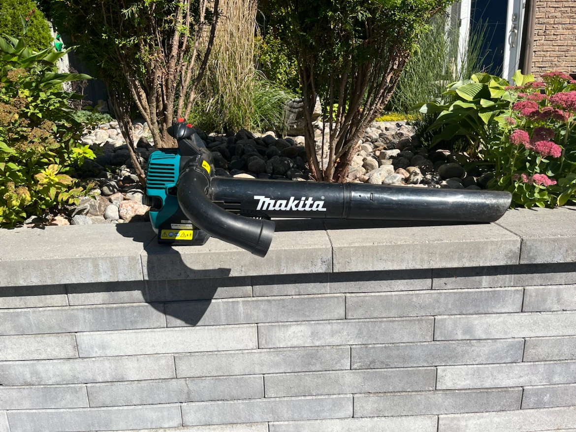 Makita 4 Stroke Hand Held Gas Powered Leaf Blower / Vacuum