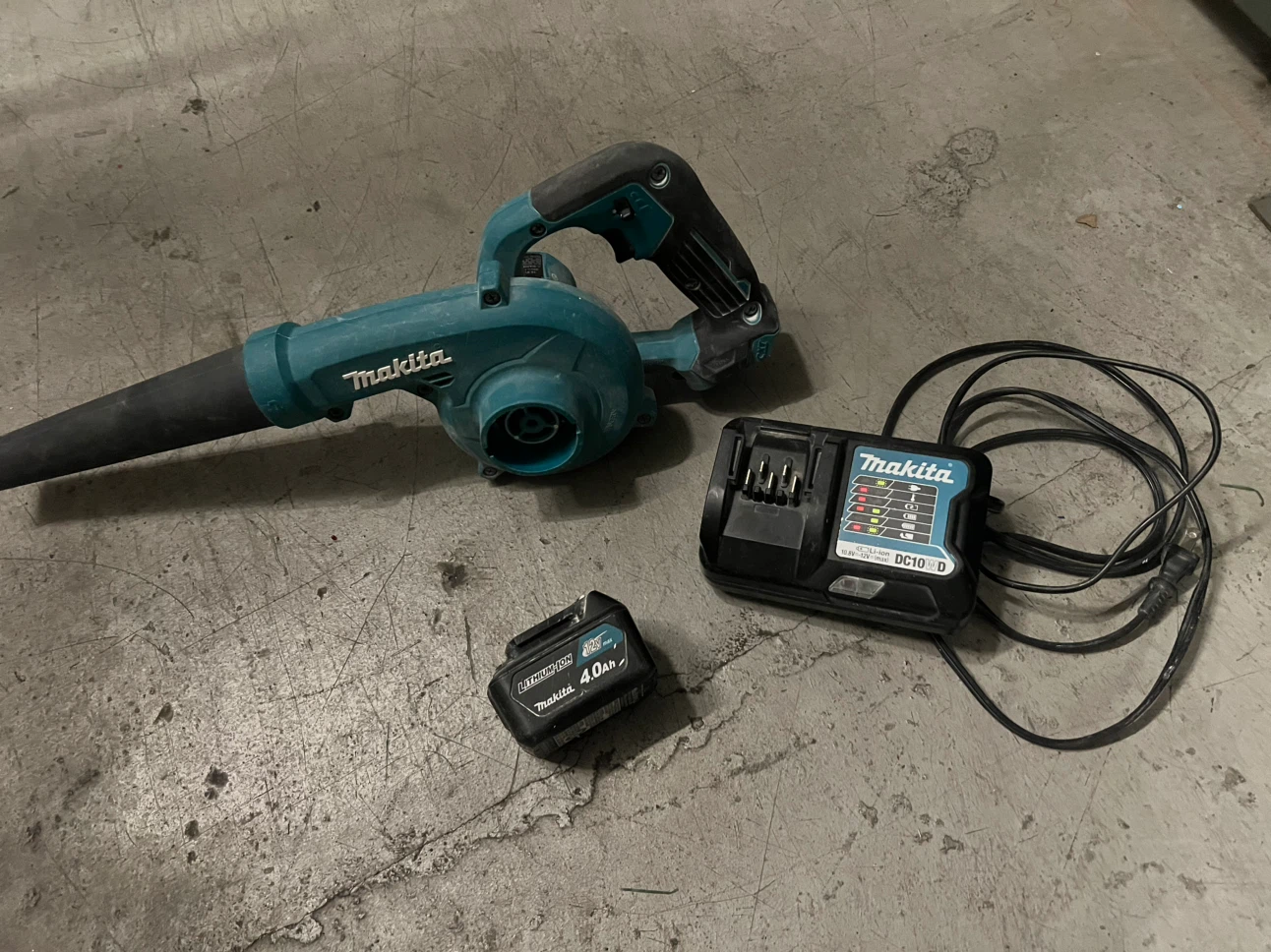 Makita UB100D Cordless Blower with Battery and Charger