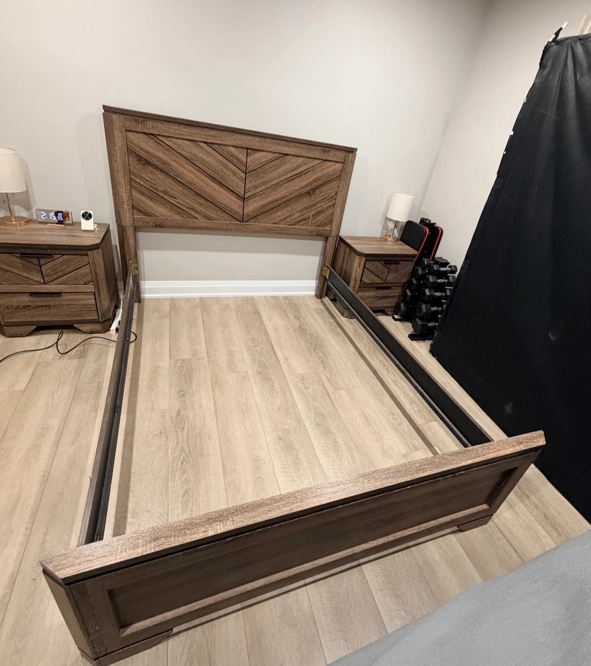 Queen size chevron wood bed frame & boxspring - photo 3