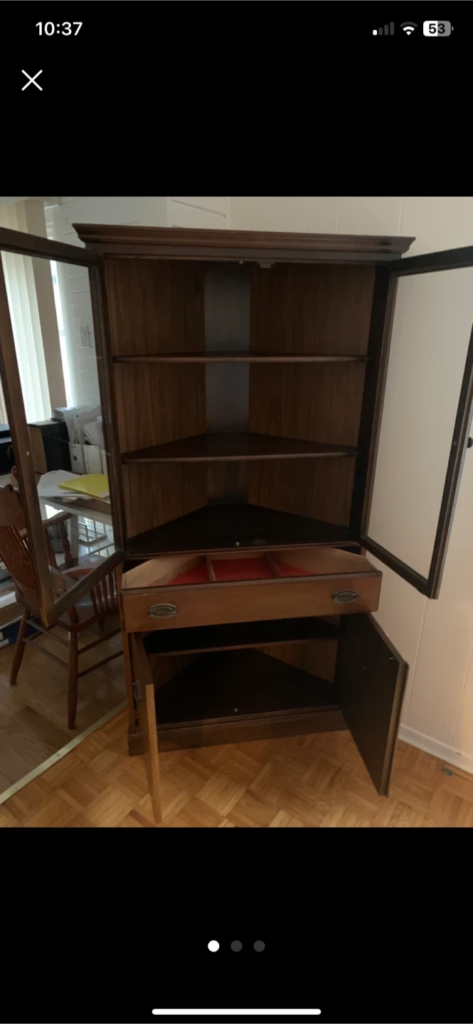Corner cabinet