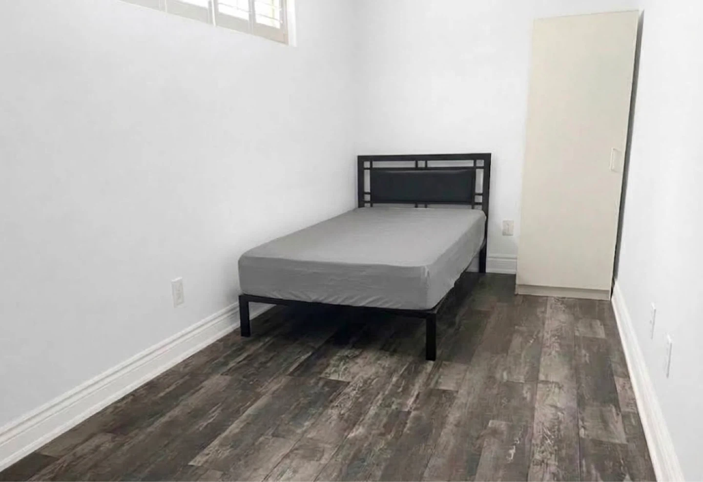 Room for rent Available Oct 1st