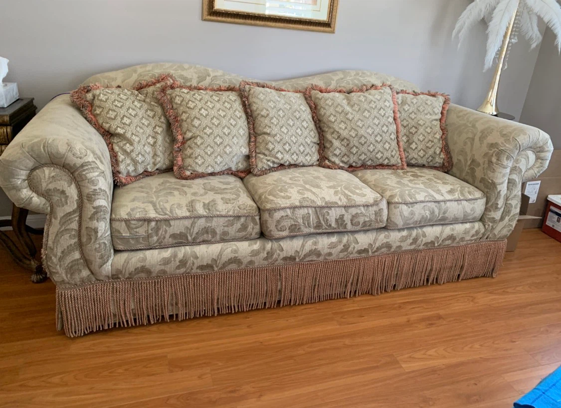 Classic Three-Seater Sofa with Fringe - photo 2