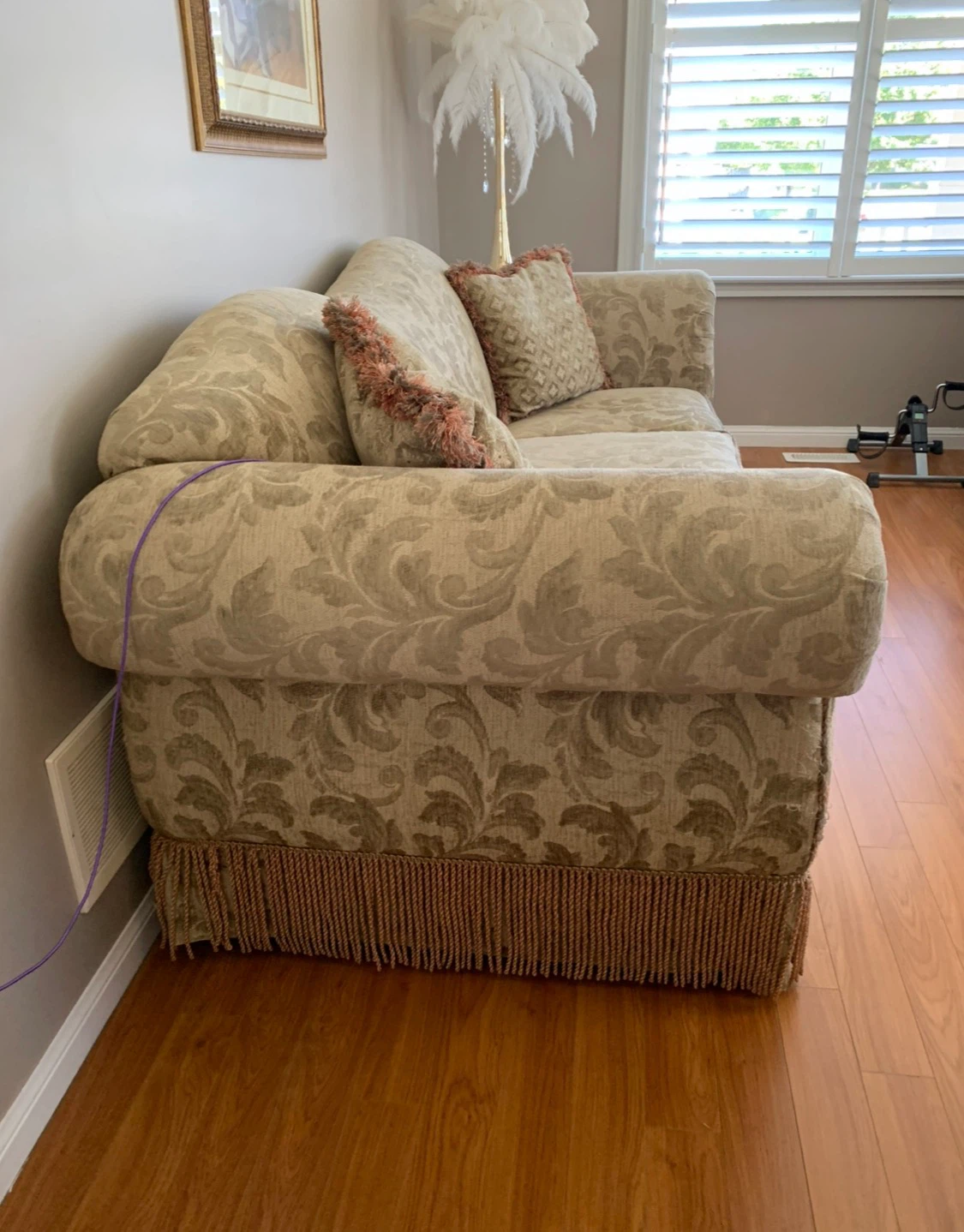 Classic Three-Seater Sofa with Fringe - photo 3