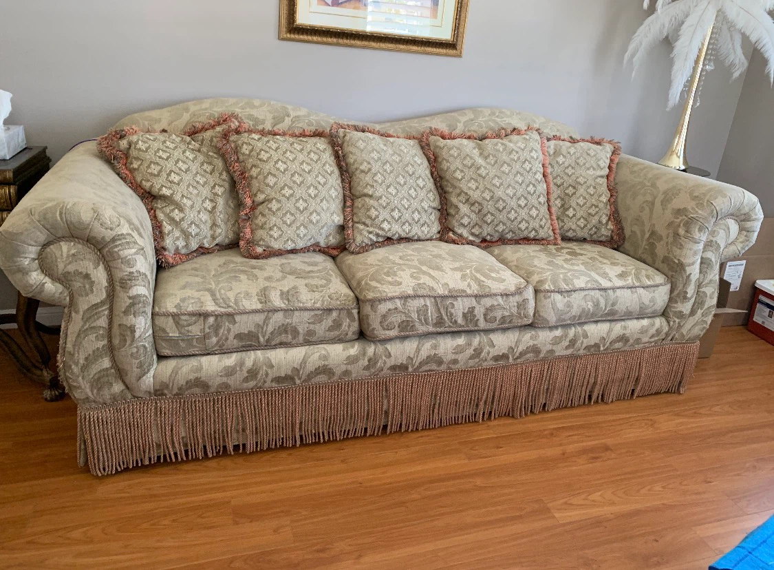 Classic Three-Seater Sofa with Fringe - photo 4