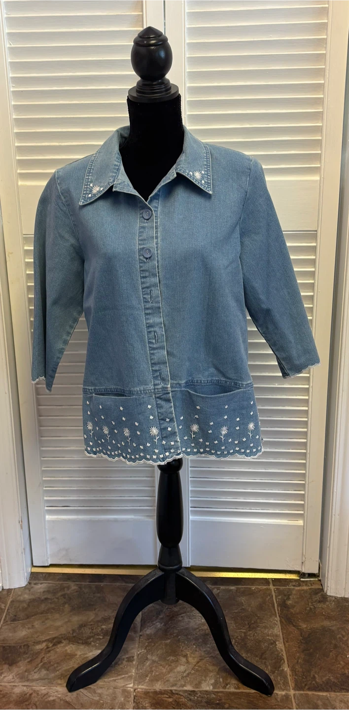 ✨✨ALIA Embroidered Denim Jacket Size 8