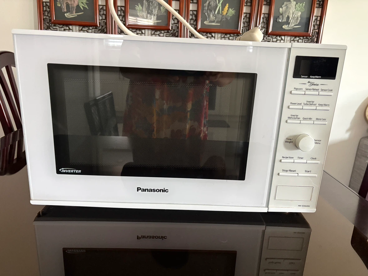 Panasonic The Genius Inverter Microwave NN-SD664W