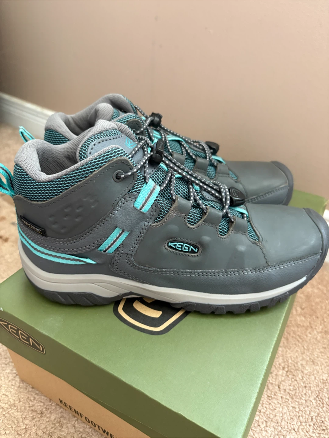 NEW KEEN Kids Waterproof Hiking Boots, size 4.
