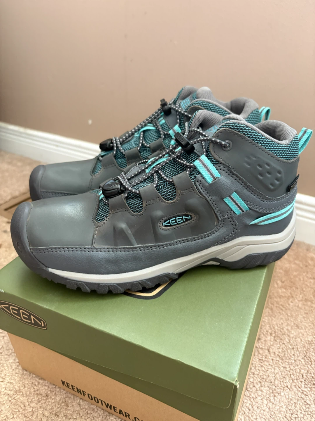 NEW KEEN Kids Waterproof Hiking Boots, size 4. - photo 2