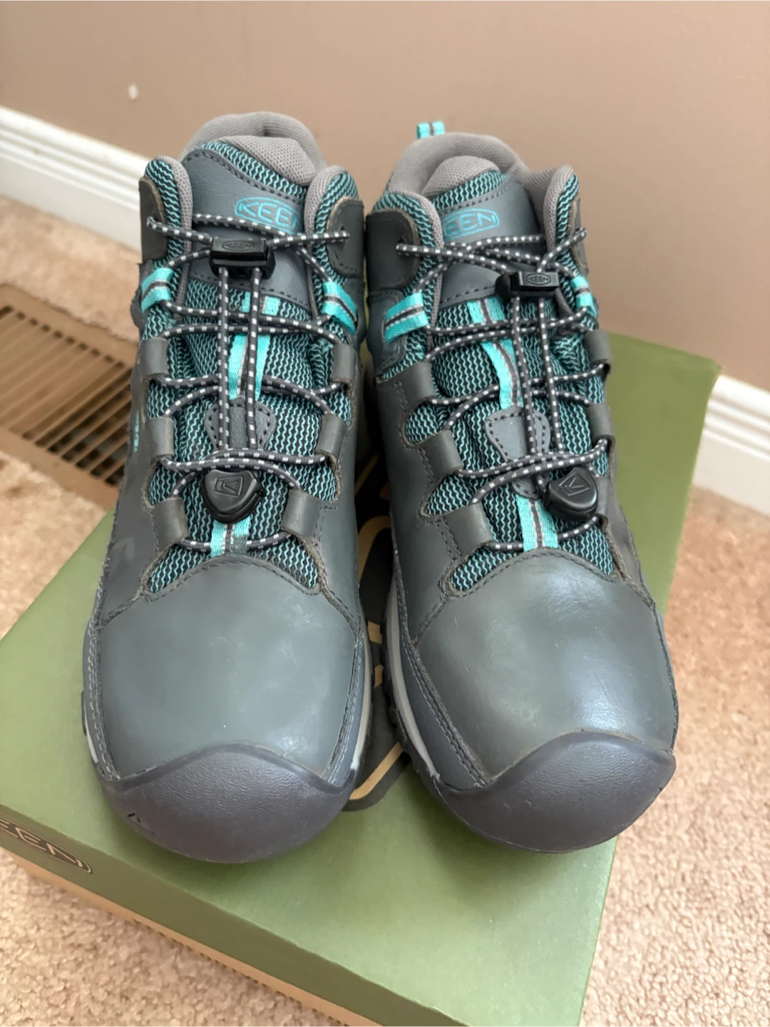 NEW KEEN Kids Waterproof Hiking Boots, size 4. - photo 3
