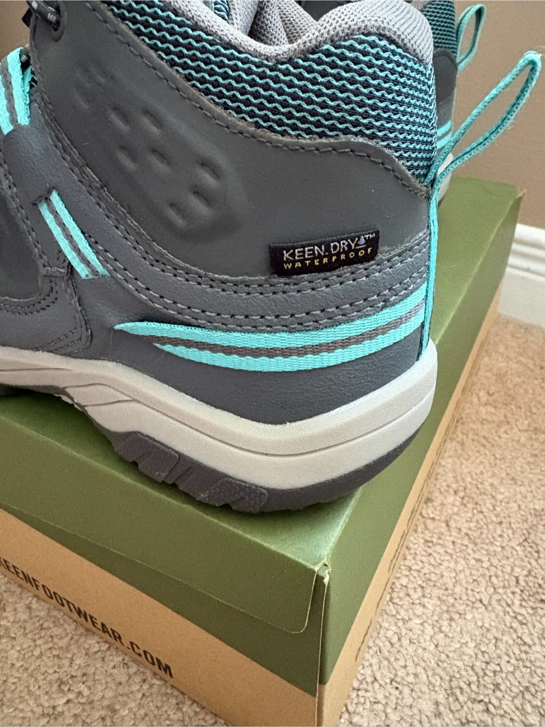 NEW KEEN Kids Waterproof Hiking Boots, size 4. - photo 4