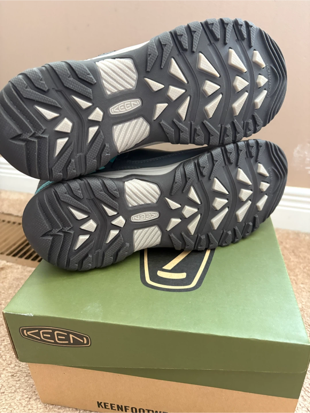 NEW KEEN Kids Waterproof Hiking Boots, size 4. - photo 5