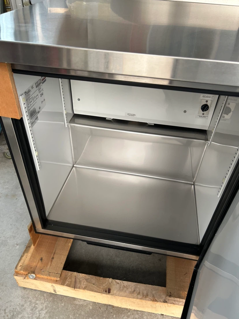 True Manufacturing Undercounter Refrigerator - photo 3