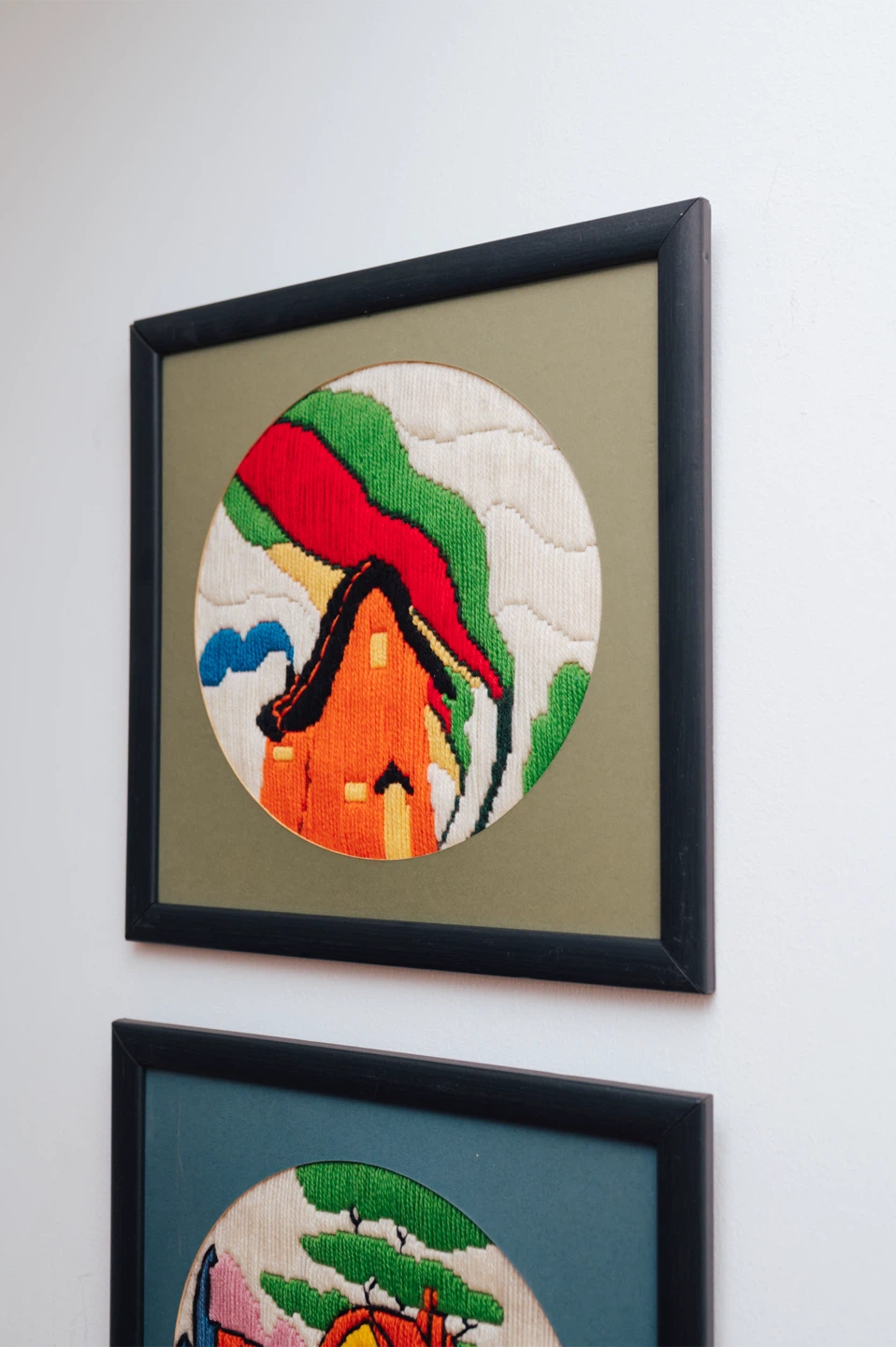 Set of 4 Vintage Clarice Cliff Needlepoint Pictures | Framed - photo 2