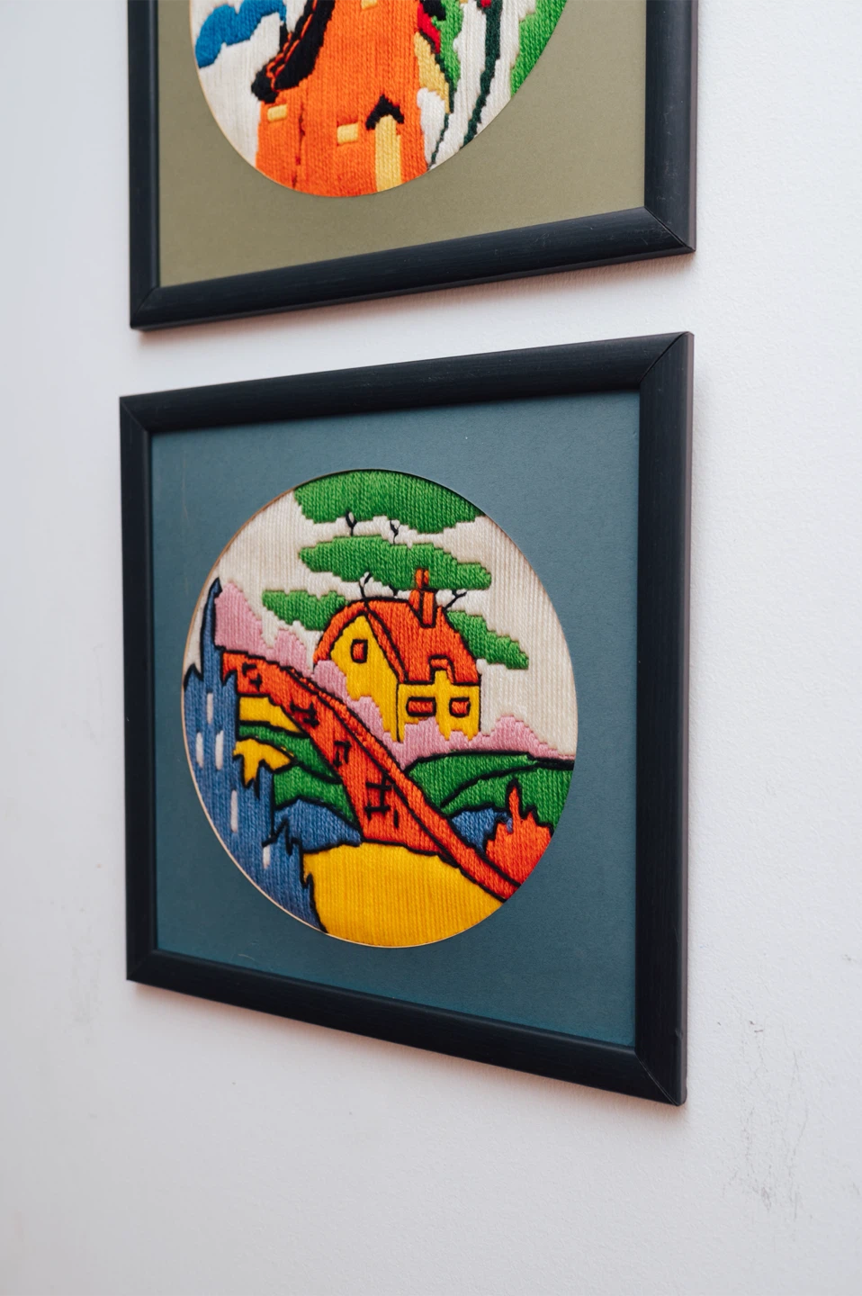 Set of 4 Vintage Clarice Cliff Needlepoint Pictures | Framed - photo 3