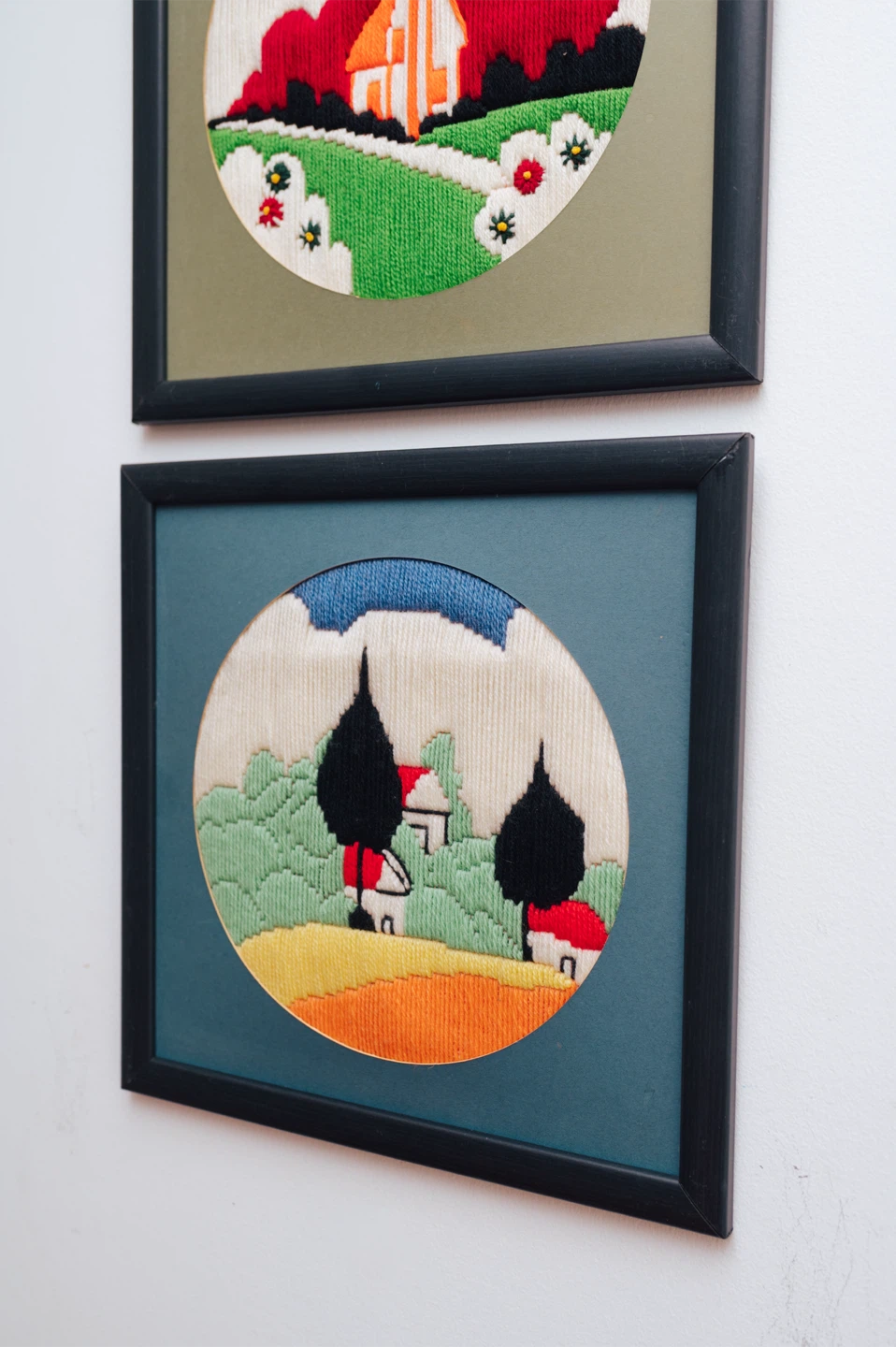 Set of 4 Vintage Clarice Cliff Needlepoint Pictures | Framed - photo 4