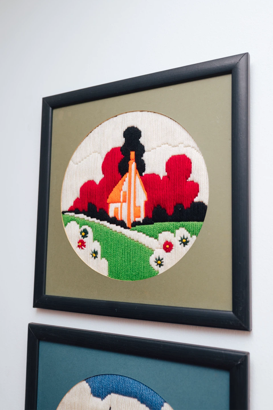 Set of 4 Vintage Clarice Cliff Needlepoint Pictures | Framed - photo 5