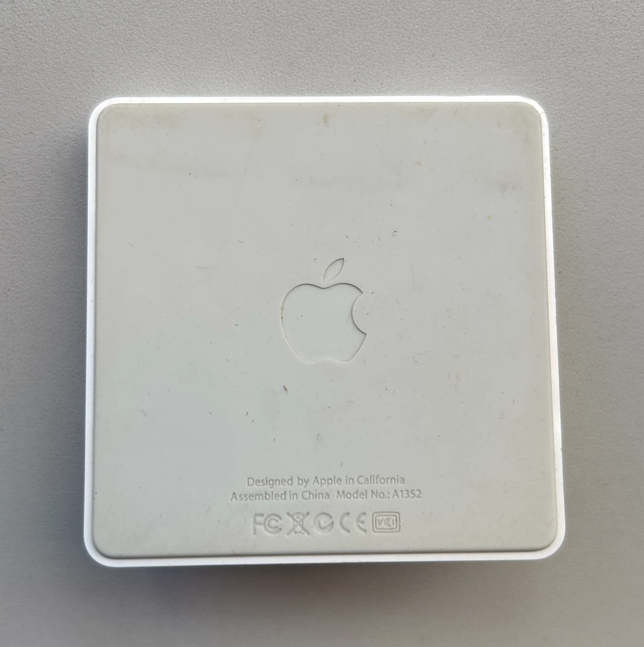 Apple Universal Dock A1352 - photo 3