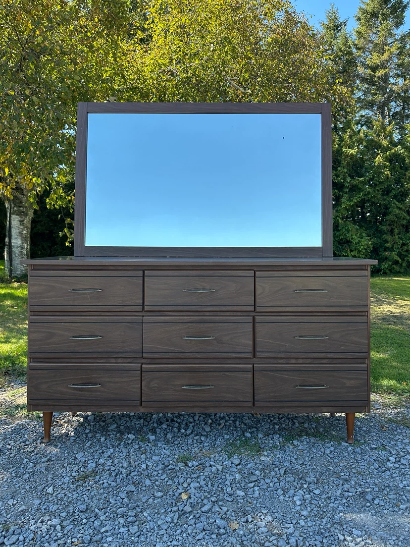 Vintage MCM Walnut 9-Drawer Dresser (CAN DELIVER)