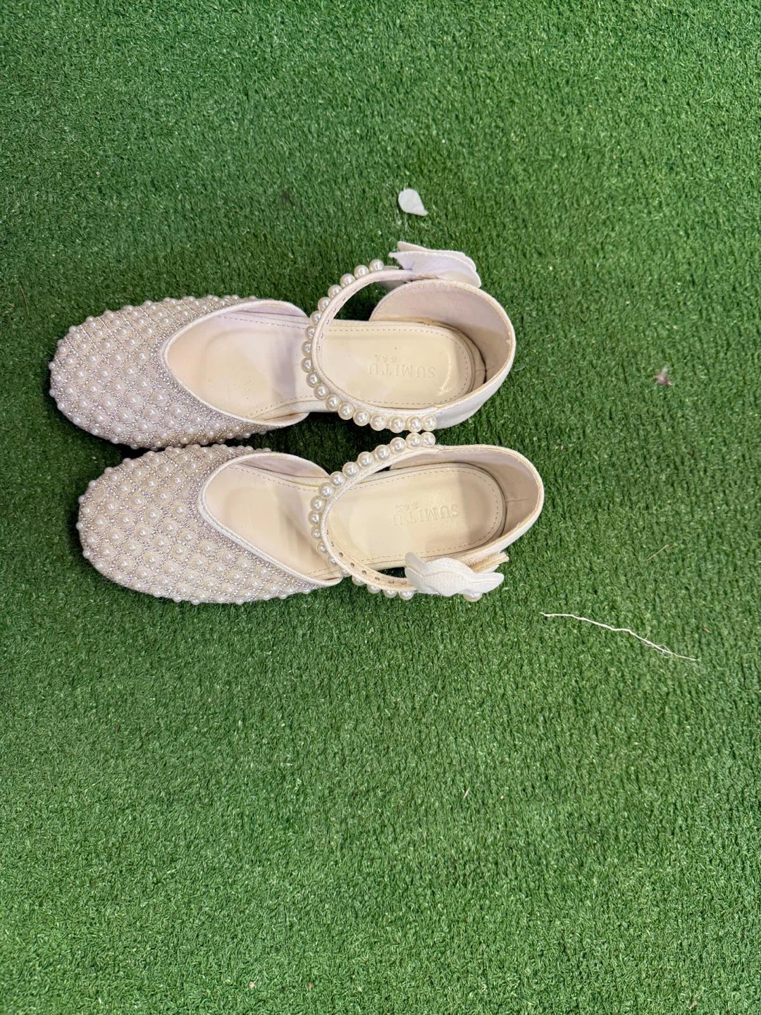 Sumitu White Pearl Embellished Shoes