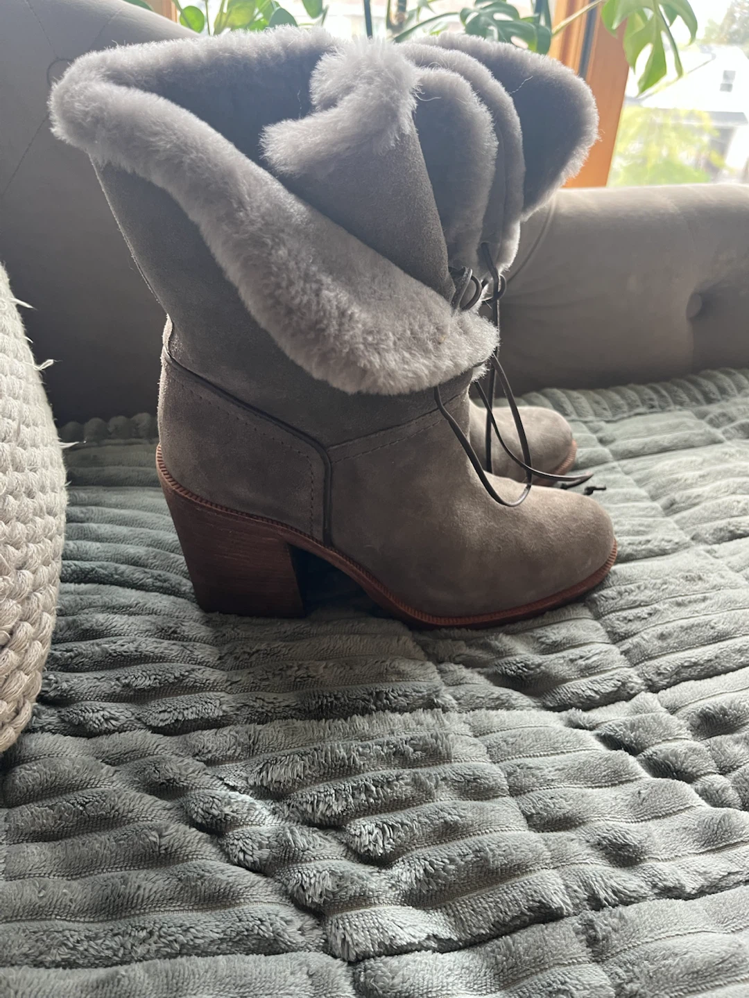 UGG Suede Shearling Lace-Up Boots Size 8.5 - photo 2