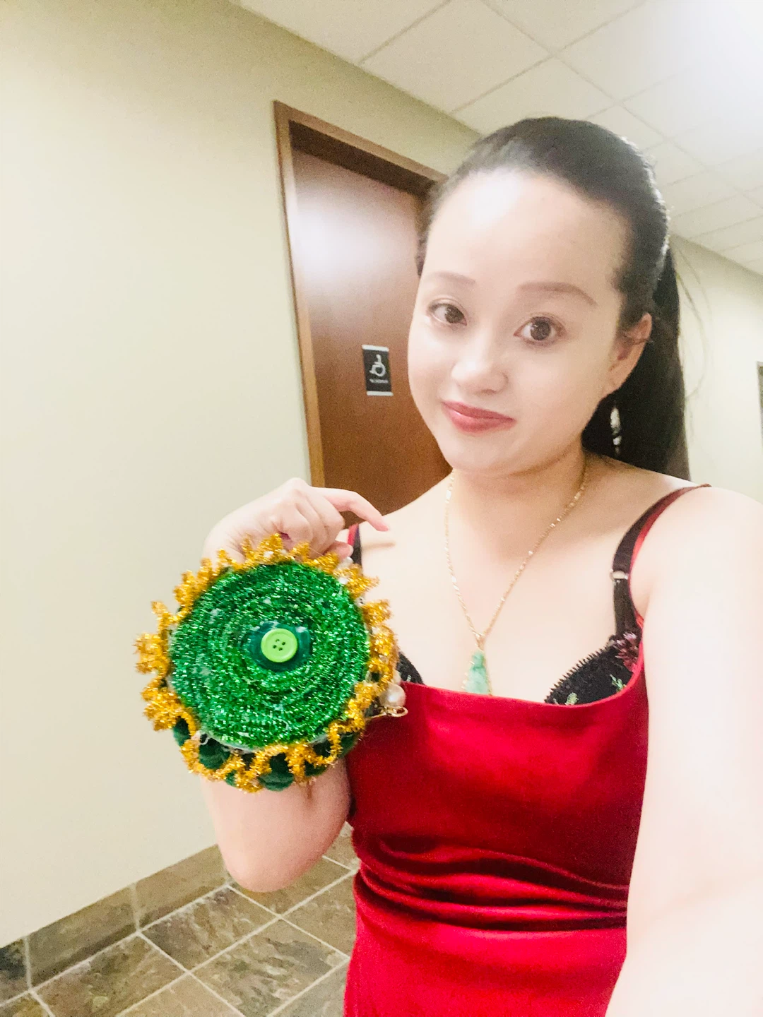 Handcrafted colourful pom-pom circular handbag - photo 4