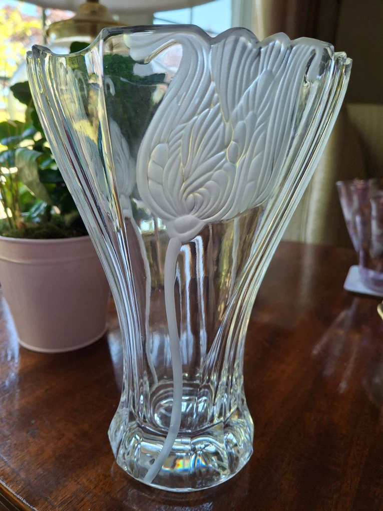 Clear glass vase with frosted flower detail - photo 2