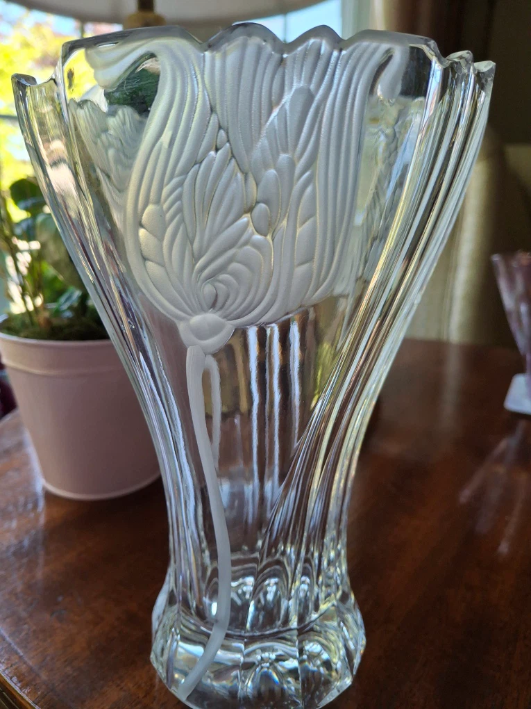 Clear glass vase with frosted flower detail - photo 4