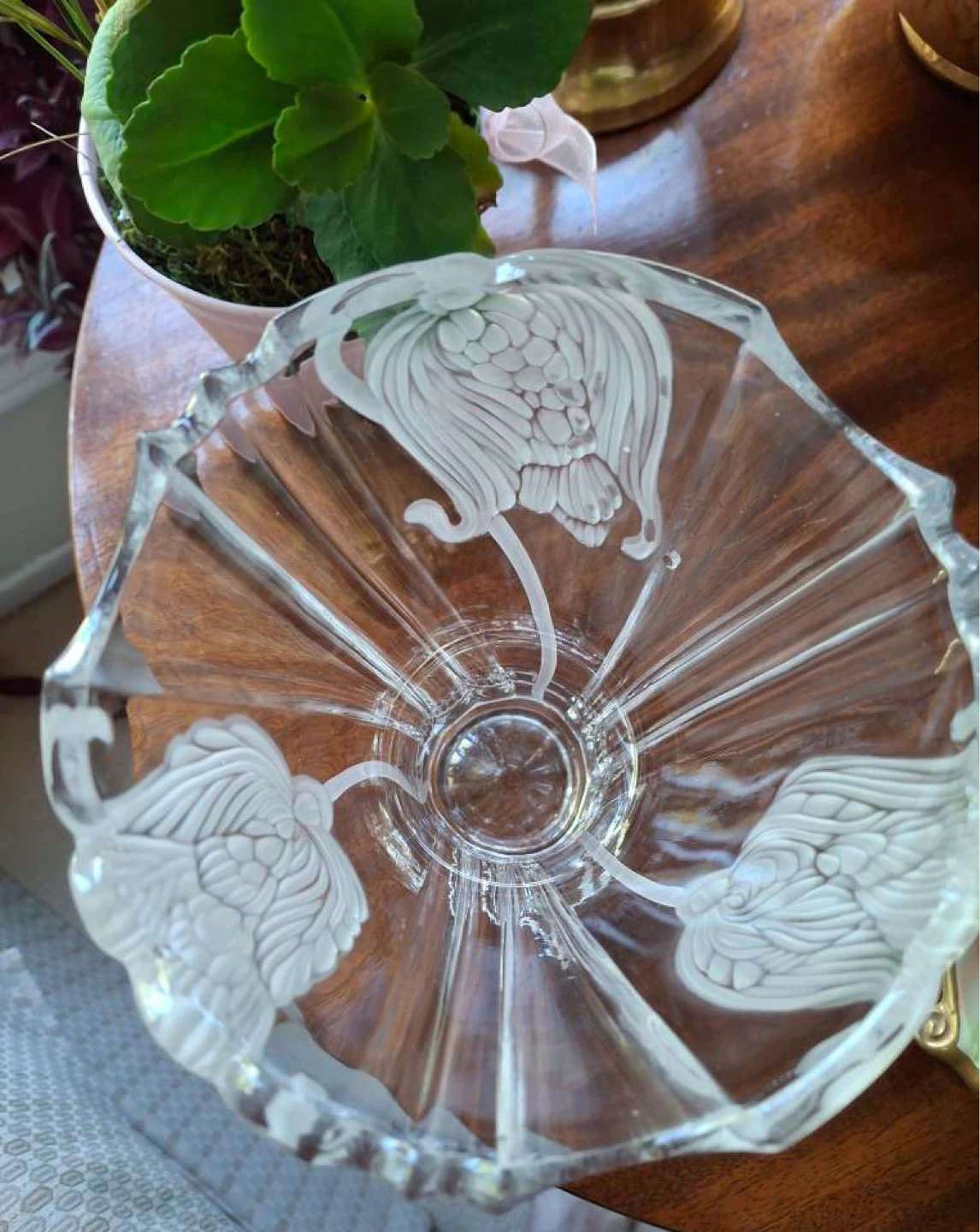 Clear glass vase with frosted flower detail - photo 3