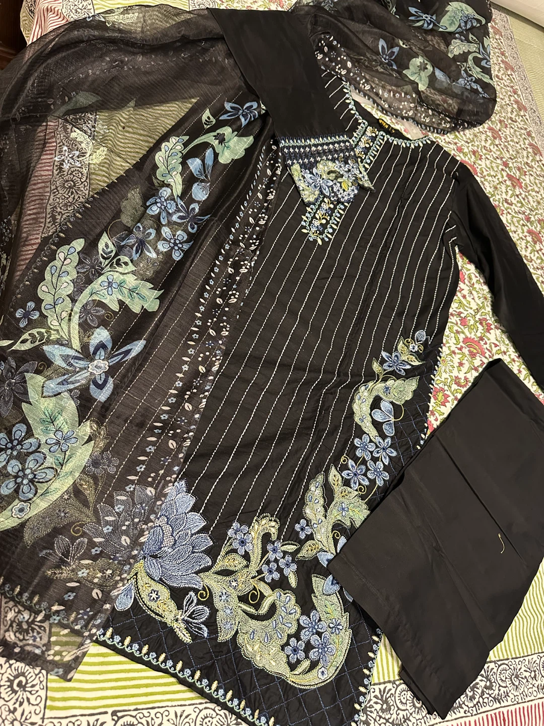 Collection Etoile Hand-Embroidered Black Kameez - photo 2