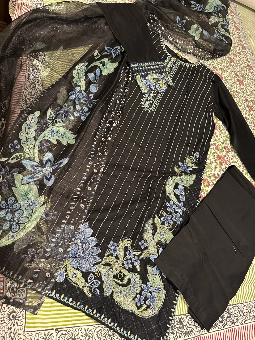 Collection Etoile Hand-Embroidered Black Kameez - photo 3