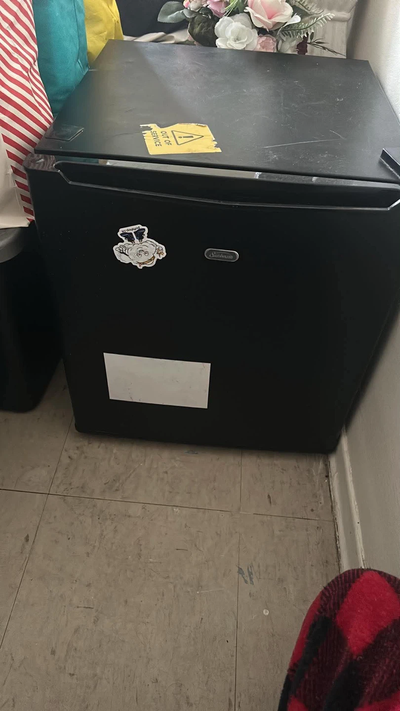 Sunbeam Mini Fridge - photo 2