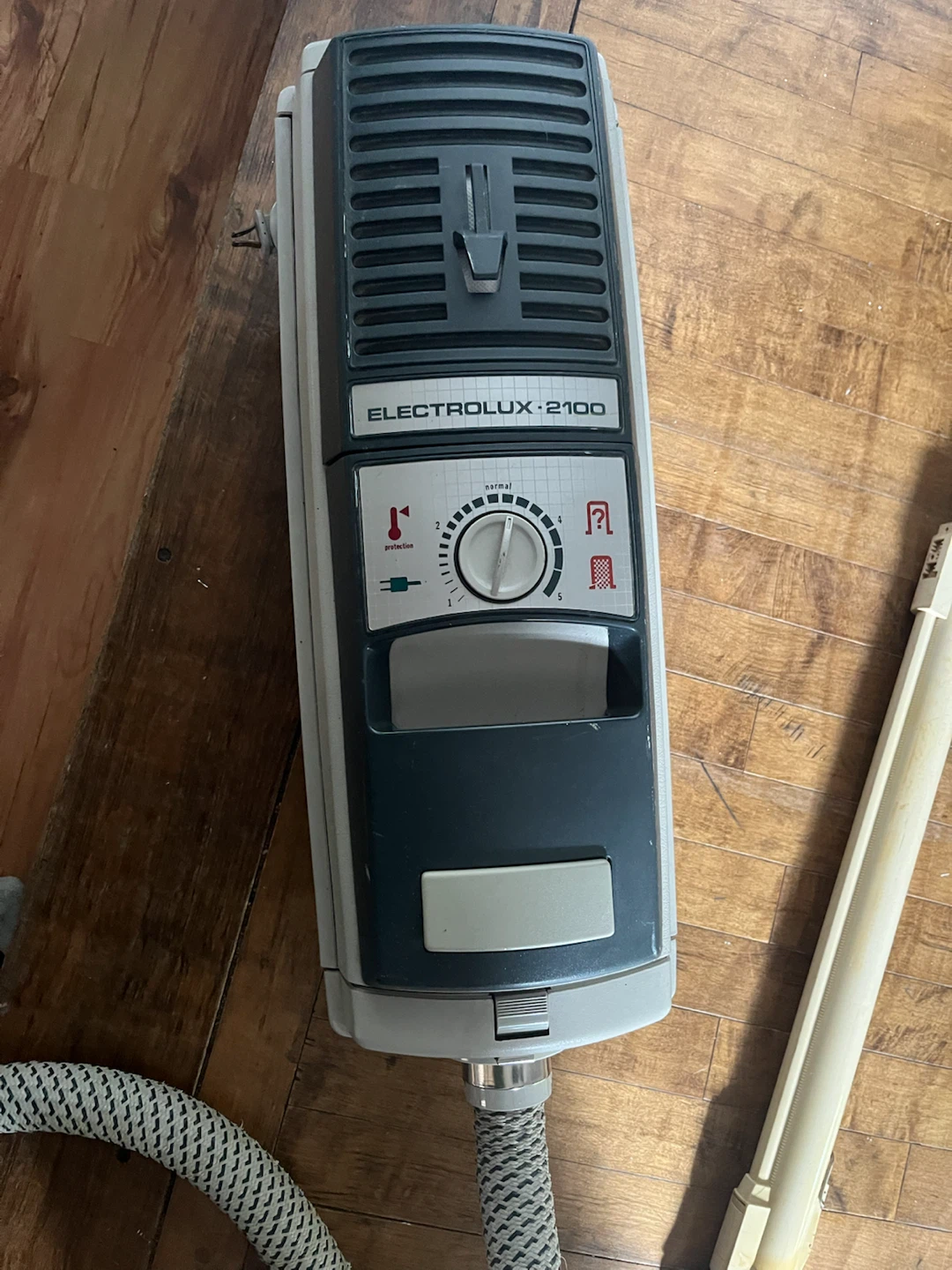 Electrolux 2100 Vacuum Cleaner - photo 2