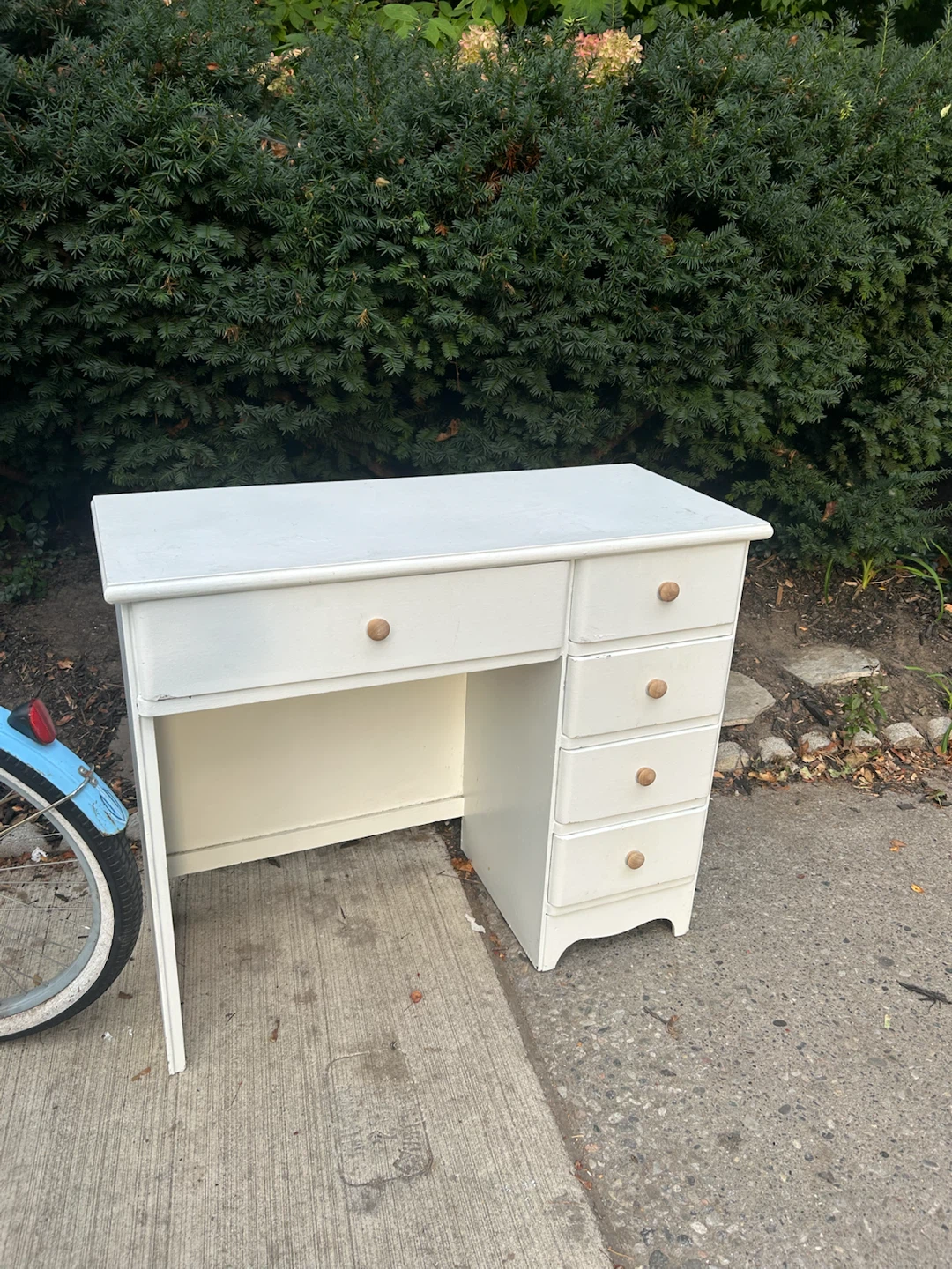 White painted wooden desk with storage - photo 2