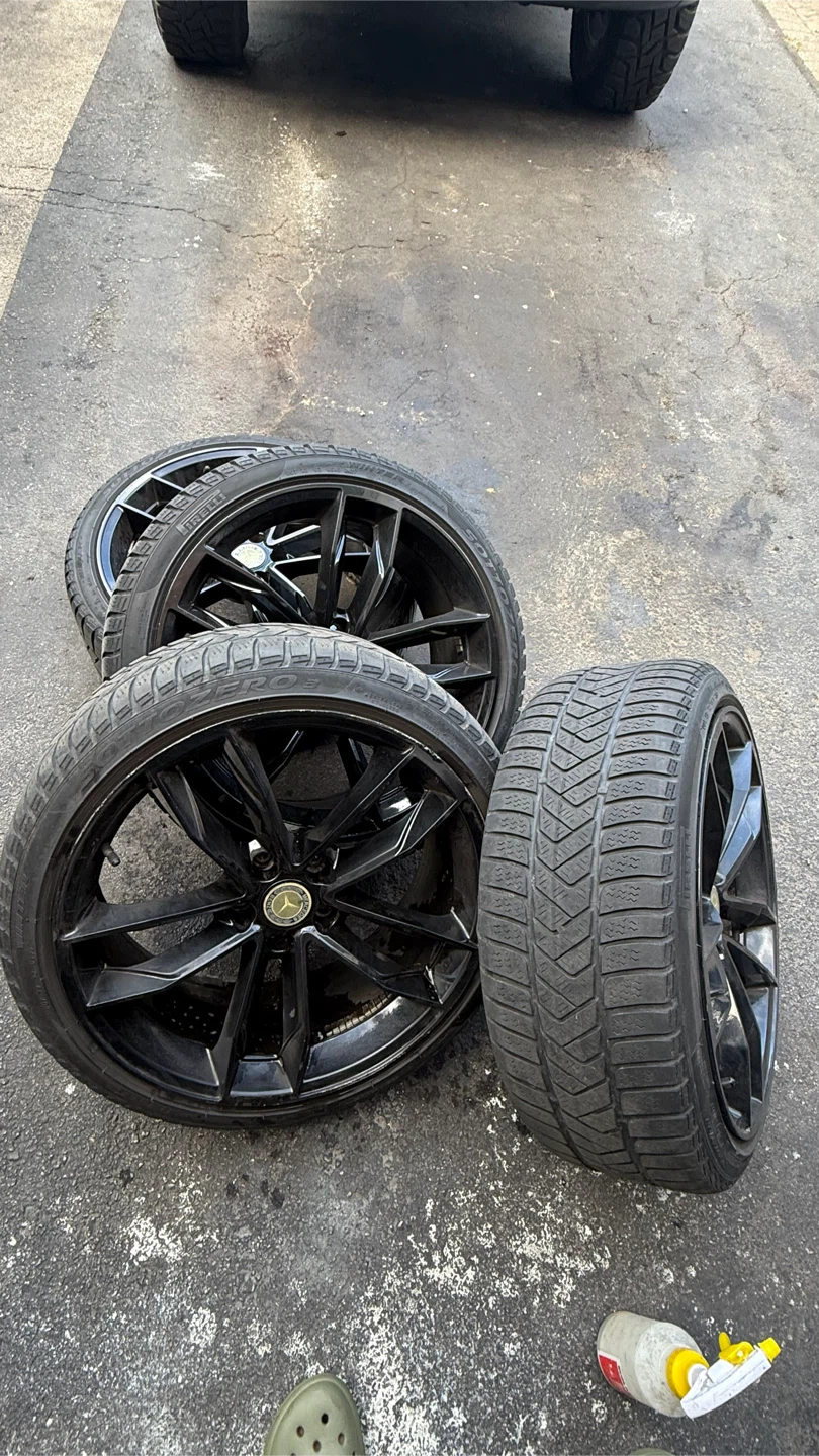 Mercedes Benz 19-inch Alloy Wheels with Pirelli Tires
