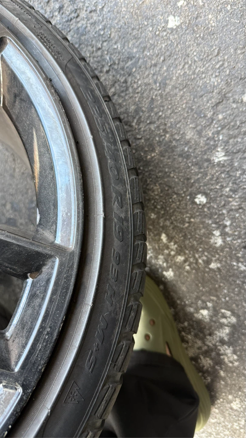 Mercedes Benz 19-inch Alloy Wheels with Pirelli Tires - photo 3