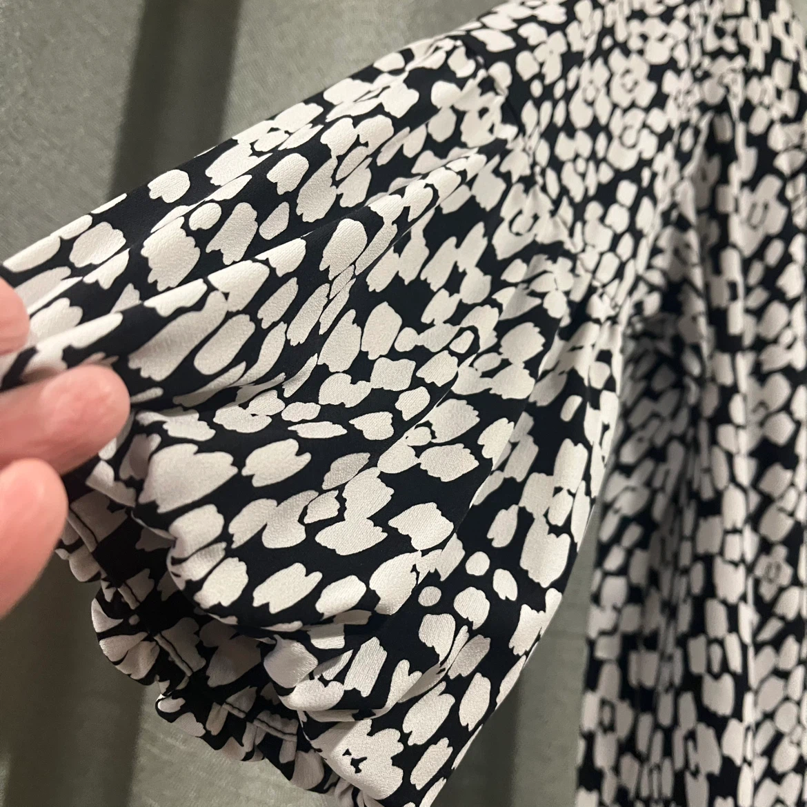 Black and white patterned blouse - photo 2