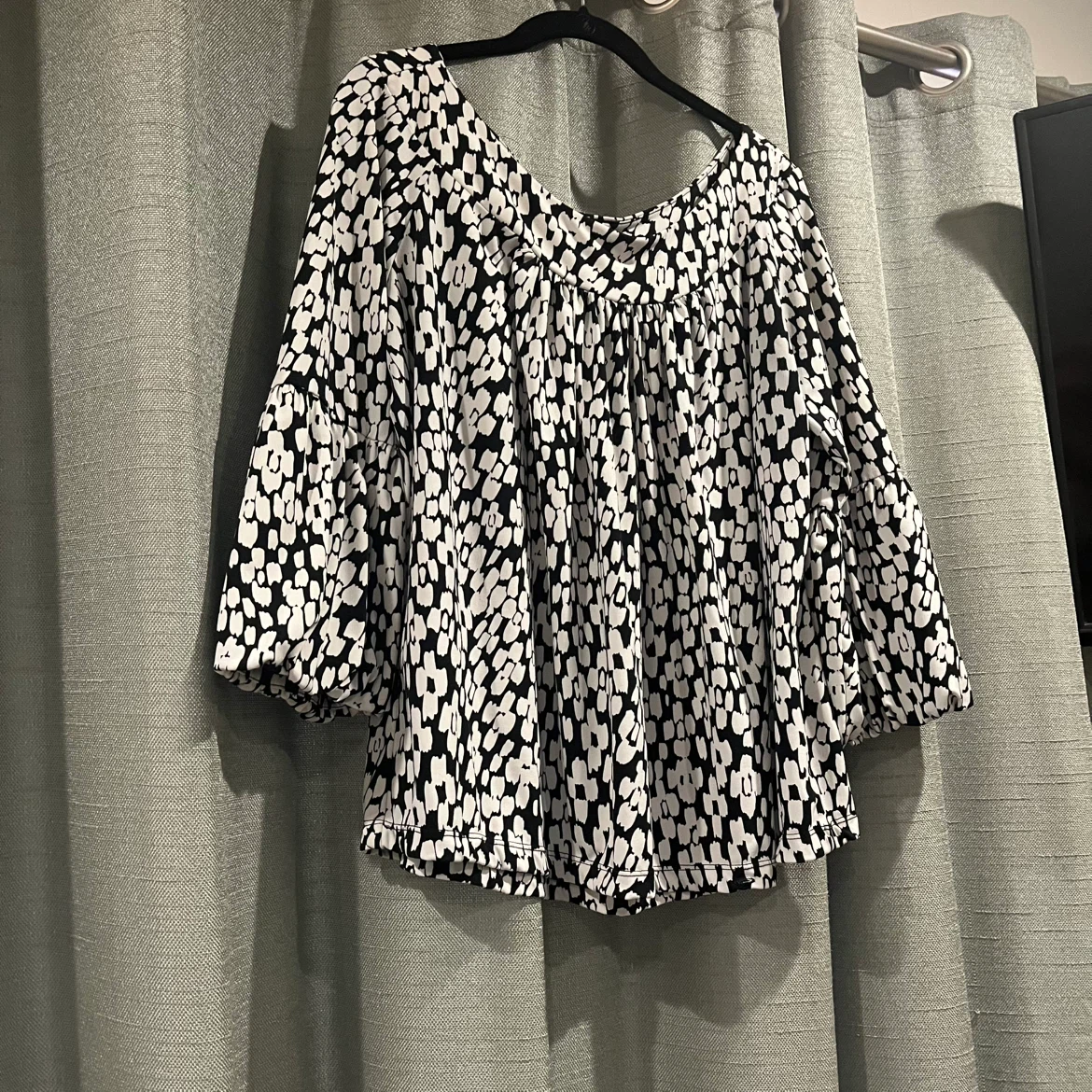 Black and white patterned blouse - photo 3