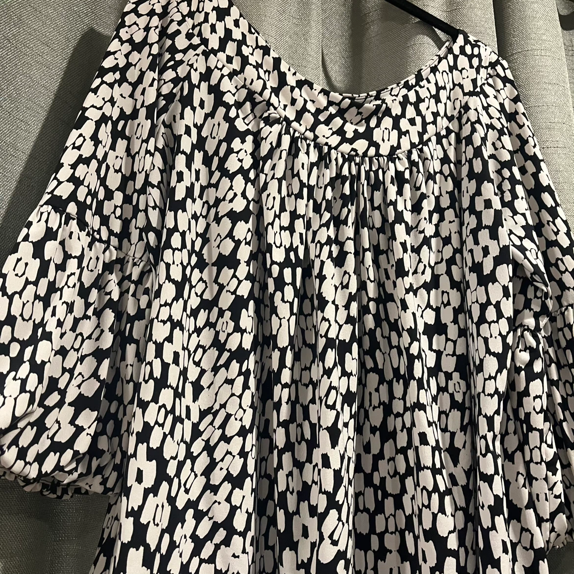 Black and white patterned blouse - photo 4