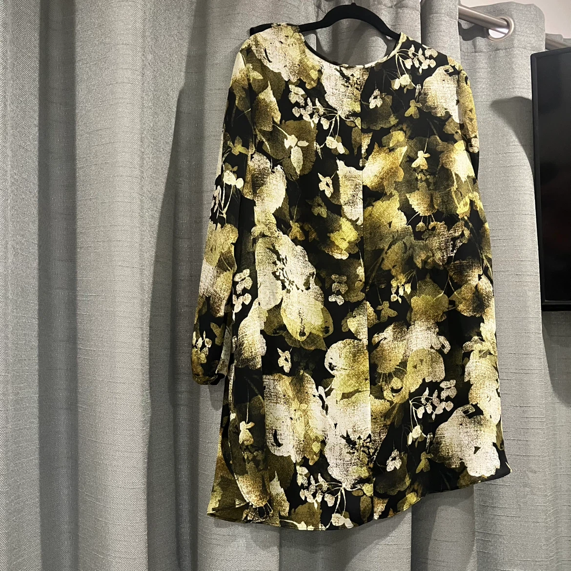 Catherines Floral Ruffle Blouse - photo 3
