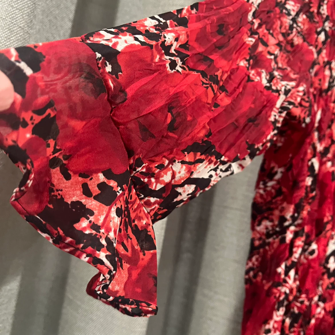 Red Floral Crinkle Blouse - photo 3