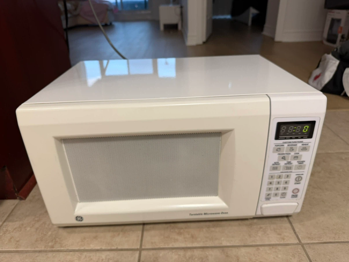 GE 1.1 cu. ft. White Microwave