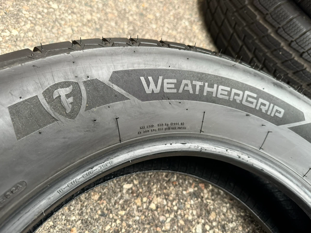 ❄️❄️ 235/65/18 FIRESTONE WEATHERGRIP ✅ 95% TREAD - photo 3