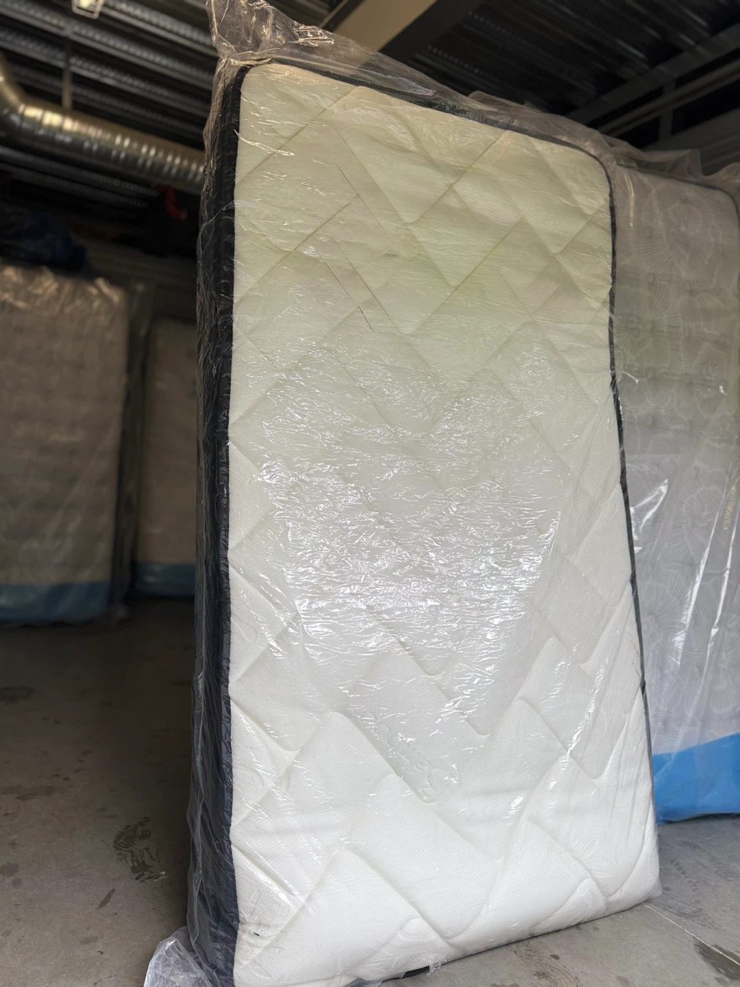 Discount sale on queen size mattresses - photo 2