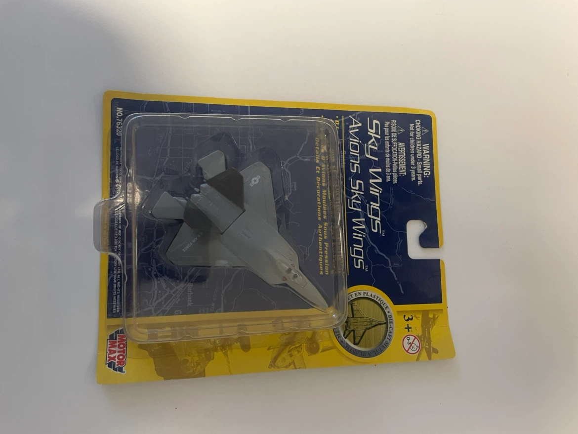 Motor Max Sky Wings F-22 Raptor Die-Cast Plane