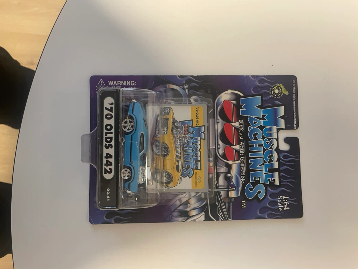 Muscle Machines 1970 Olds 442 Die-Cast Car