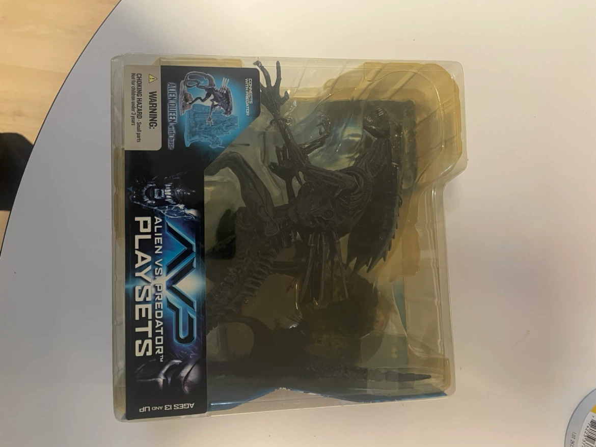 McFarlane Toys Alien vs. Predator Alien Queen Playset