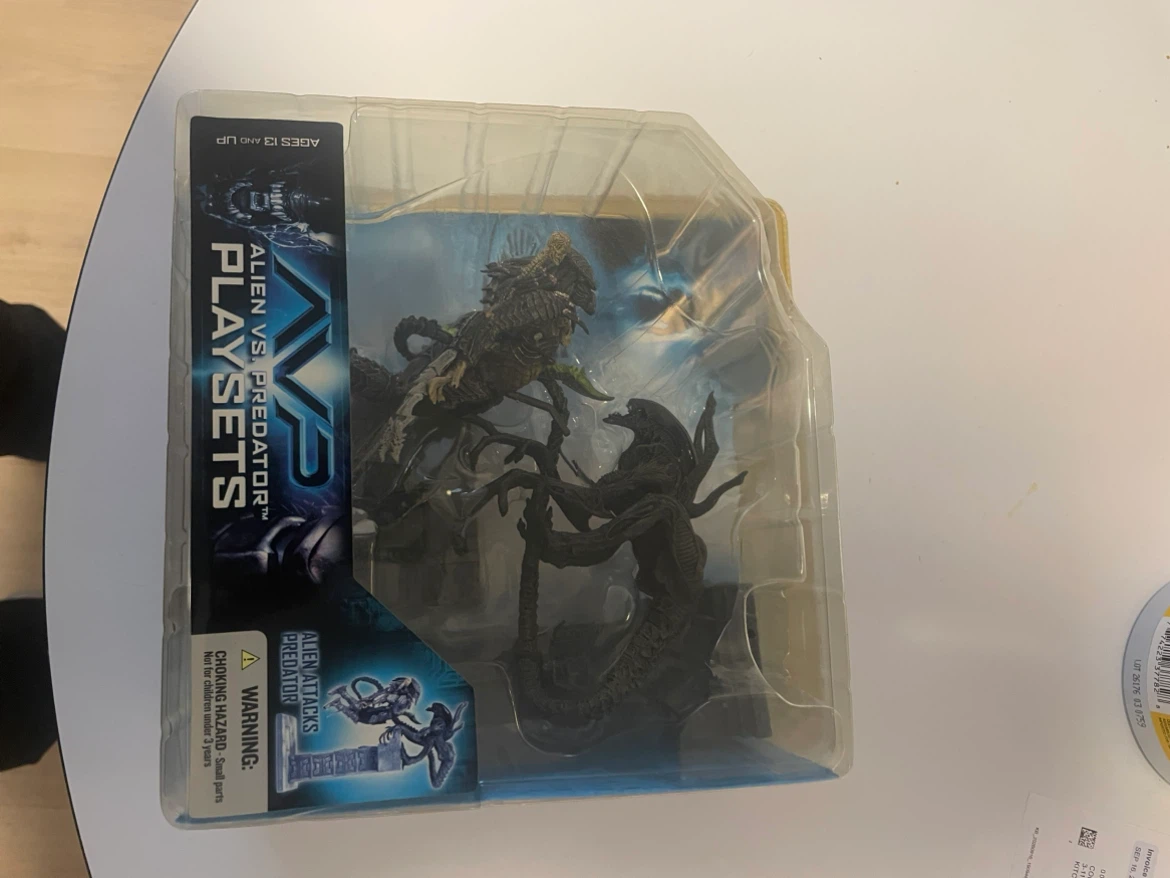 McFarlane Toys AVP Alien Attacks Predator Playset