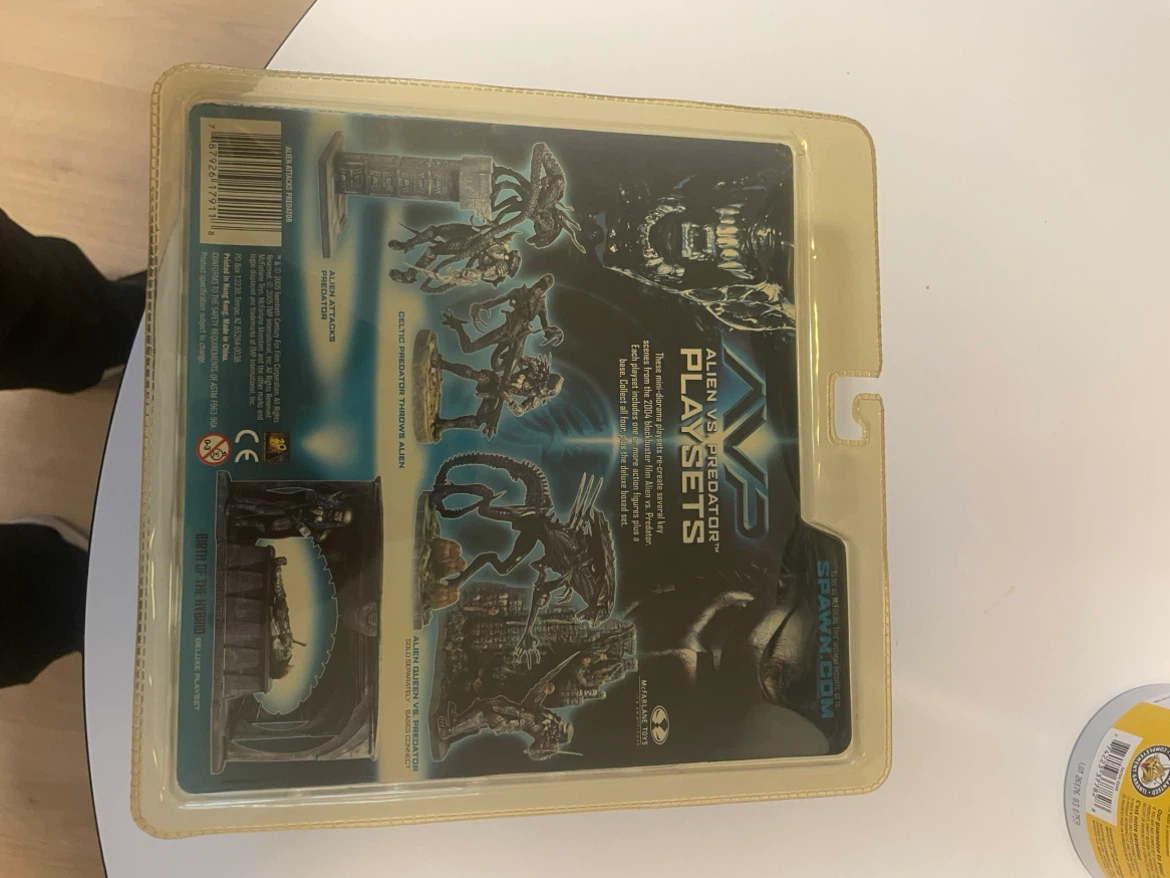 McFarlane Toys AVP Alien Attacks Predator Playset - photo 2