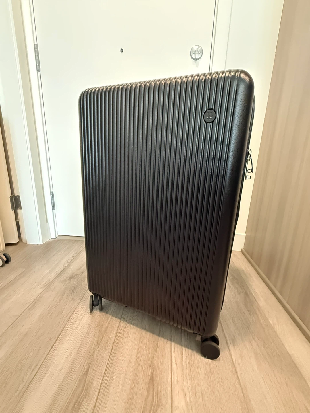 28 inch Black Hardshell Spinner Luggage - photo 2
