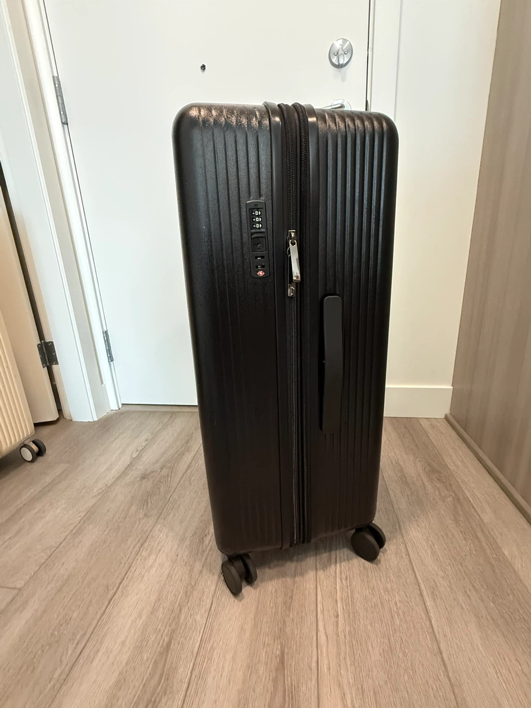 28 inch Black Hardshell Spinner Luggage - photo 3